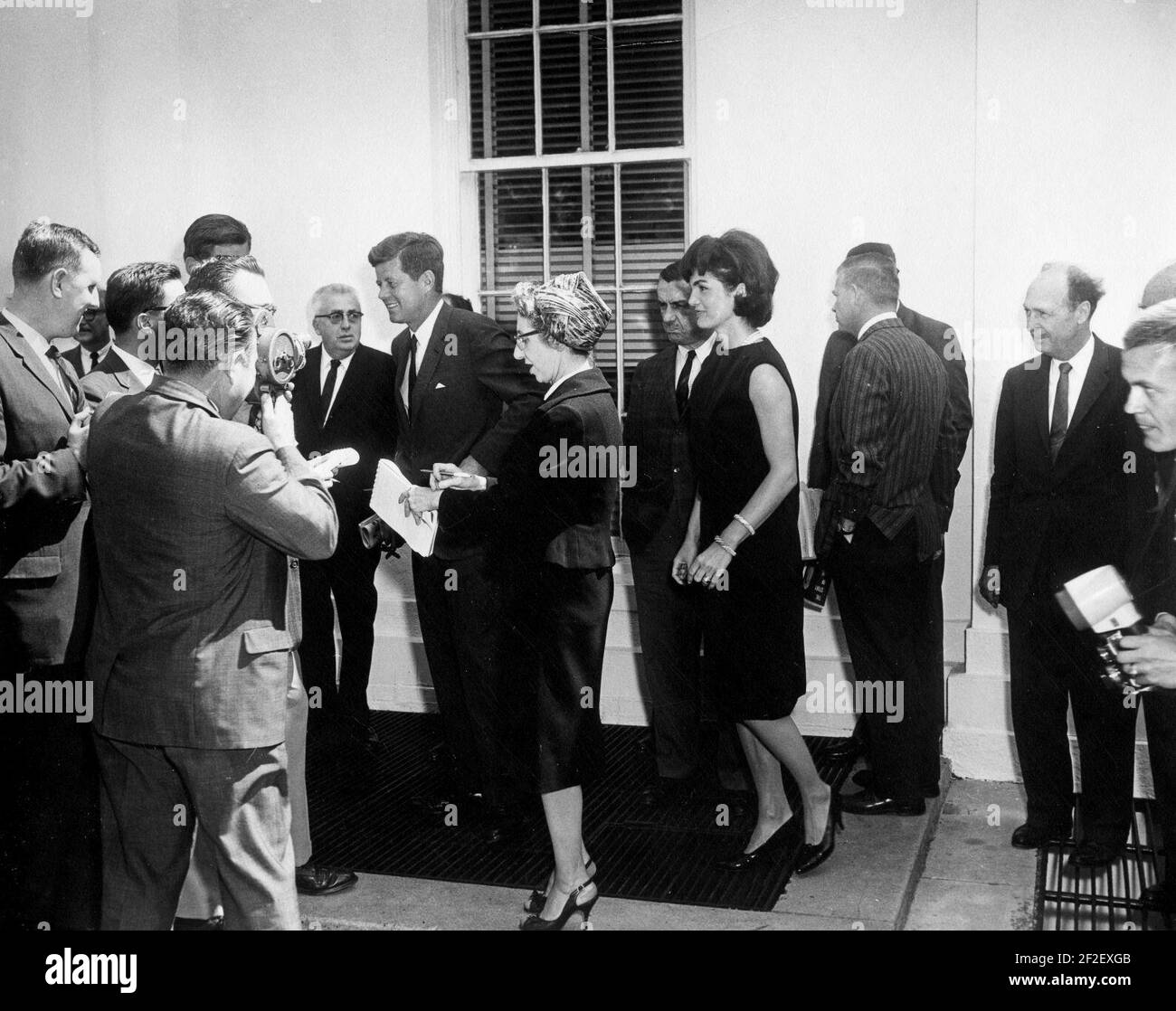 Le président John F. Kennedy et la première dame Jacqueline Kennedy ont offert l'adieu au prince Rainier III et à la princesse Grace de Monaco. Banque D'Images