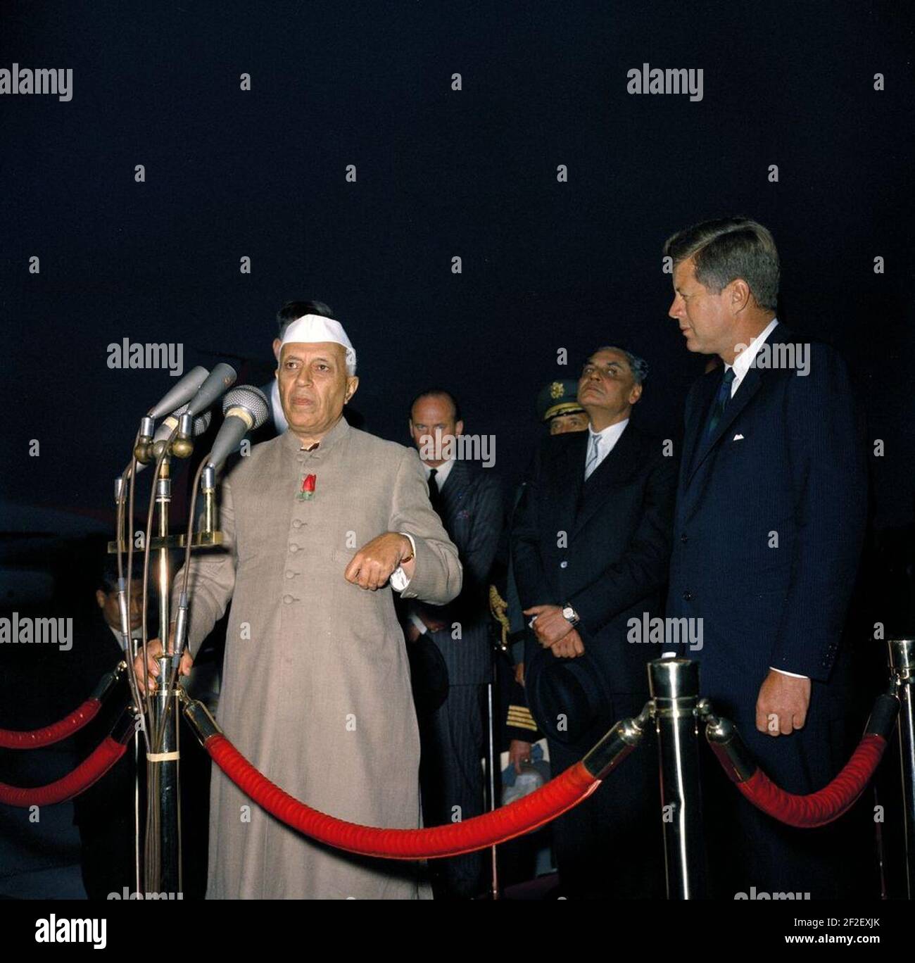 Le président John F. Kennedy assiste aux cérémonies d'arrivée pour Jawaharlal Nehru, premier ministre de l'Inde (Color). Banque D'Images