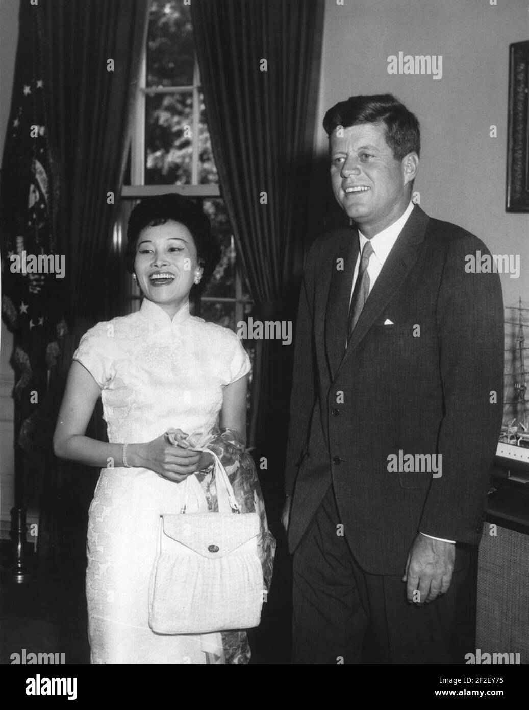 Le président John F. Kennedy et Anna Chennault, présidente du secours aux réfugiés chinois. Banque D'Images