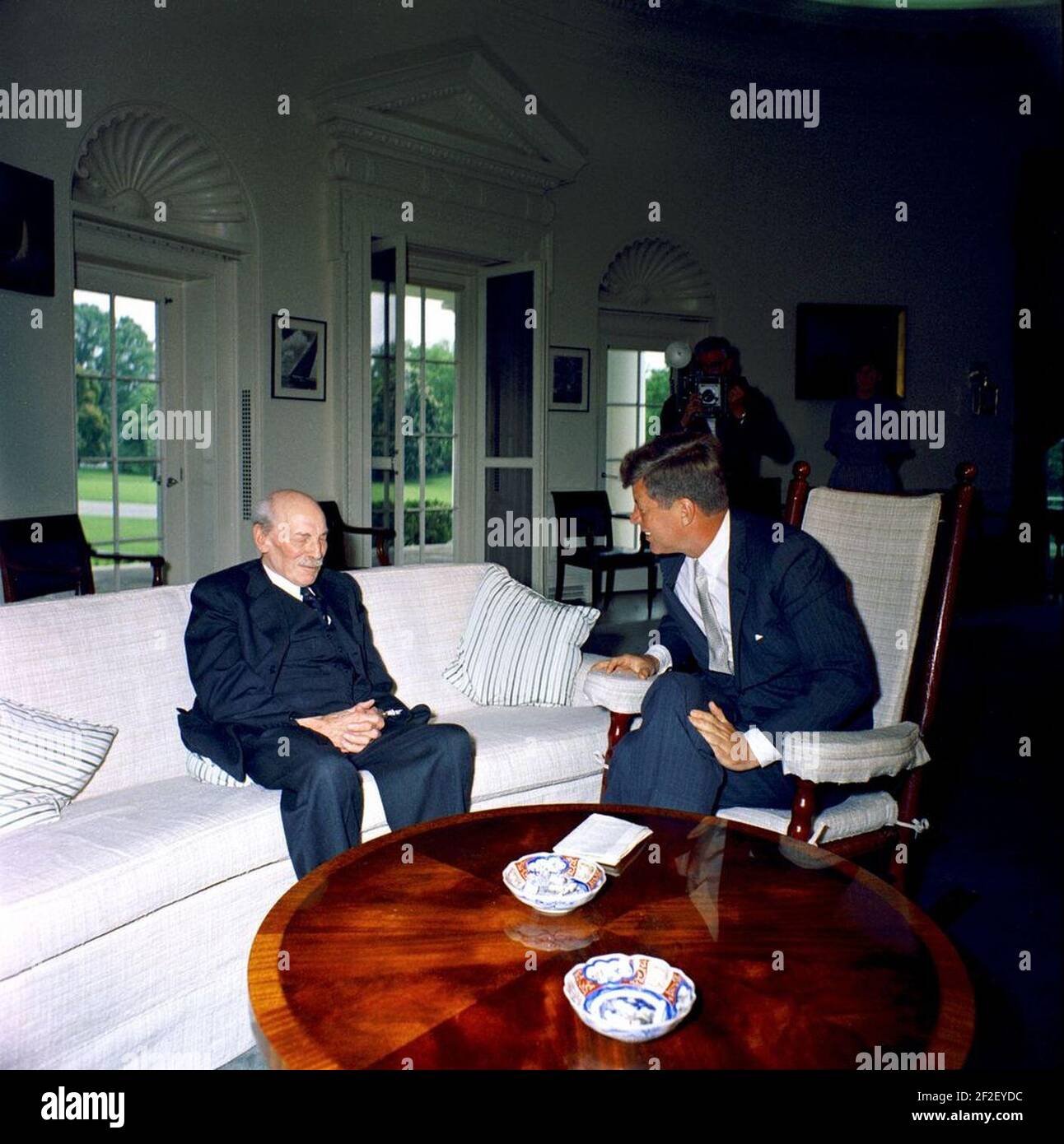 Le président John F. Kennedy avec Clement Attlee, 1er Earl Attlee, ancien premier ministre britannique et chef du Parti travailliste (05). Banque D'Images