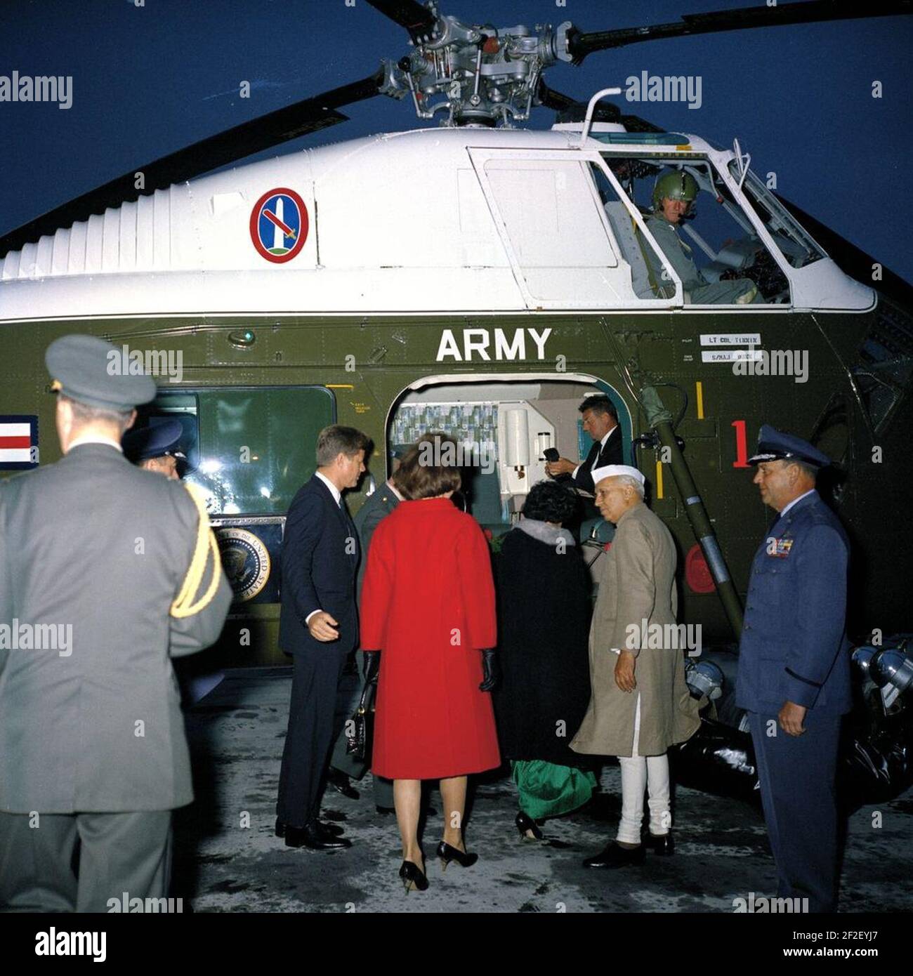 Le président John F. Kennedy, la première dame Jacqueline Kennedy, le premier ministre de l'Inde Jawaharlal Nehru et Indira Gandhi partent pour la Maison Blanche (couleur). Banque D'Images