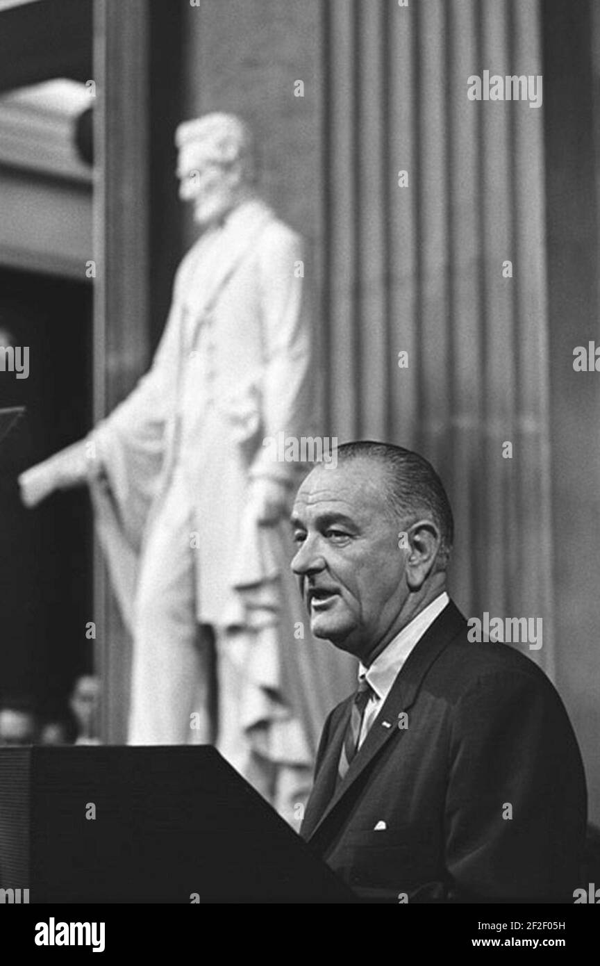Le président Lyndon Johnson prononce une allocution lors de la cérémonie de signature de la loi sur les droits de vote à la rotonde du Capitole. Banque D'Images
