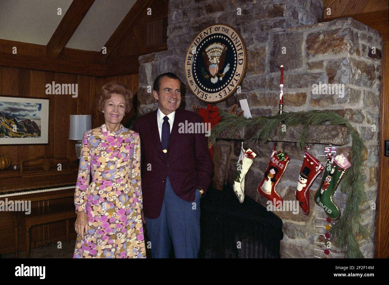 Le président Richard Nixon et la première dame Pat Nixon à côté d'un foyer Camp David. Banque D'Images