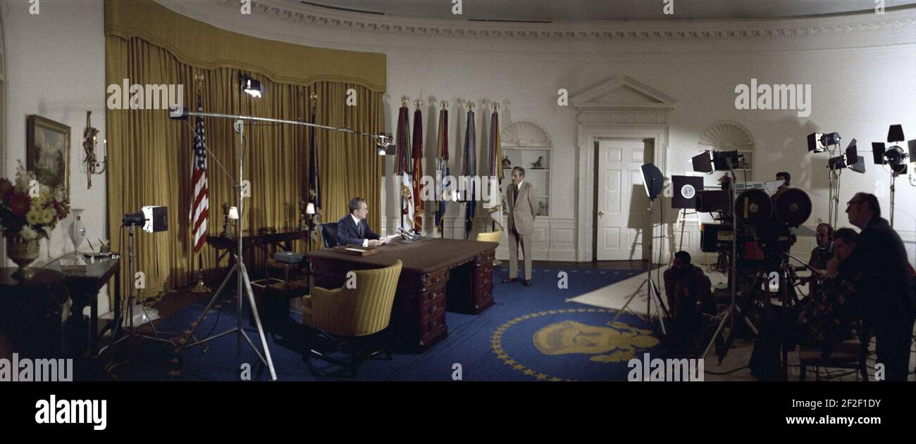 Le président Richard Nixon se prépare à annoncer la fin de la participation des États-Unis au Vietnam à la télévision et à la radio en direct. Banque D'Images