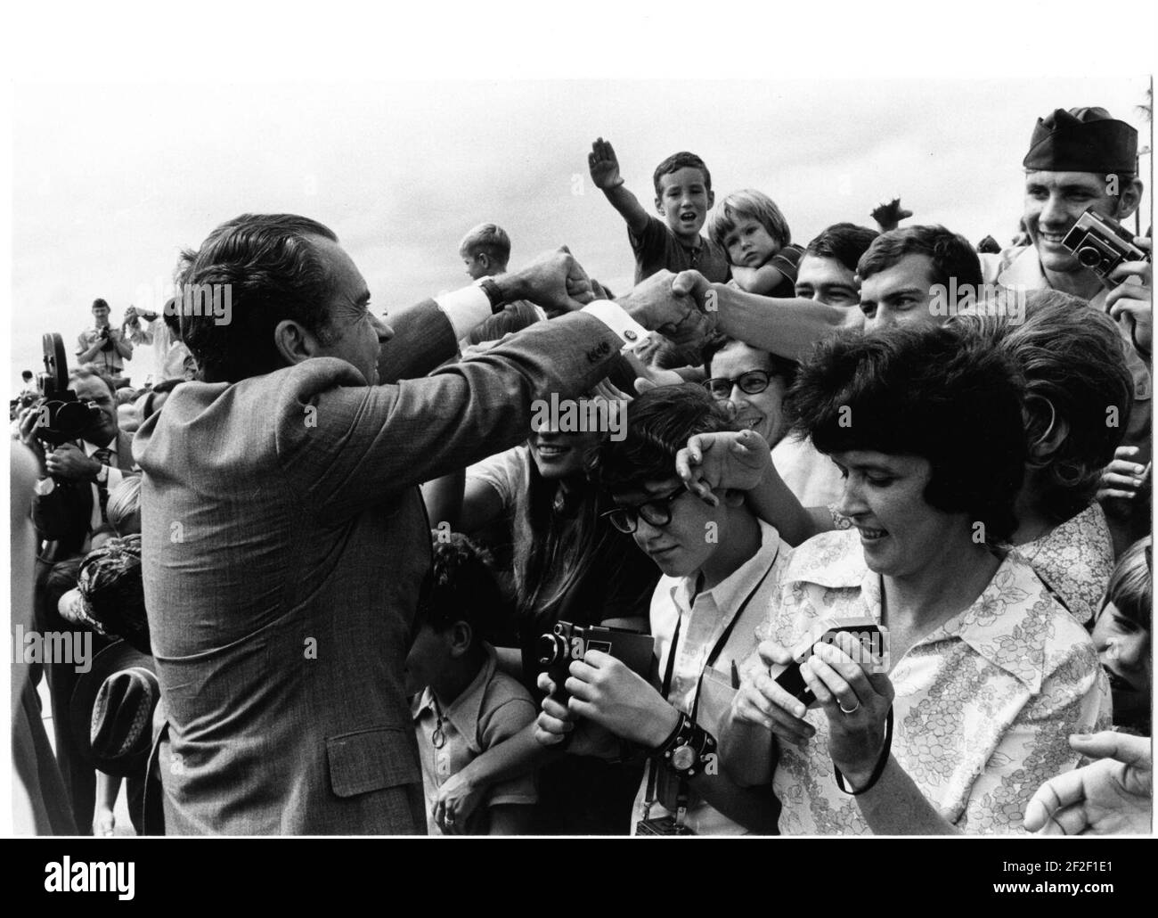 Le président Richard Nixon accueille une foule après son arrivée à l'aéroport de la base aérienne de Laredo, au Texas. Banque D'Images