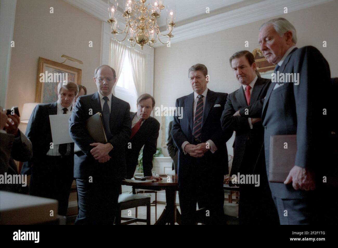 Le président Ronald Reagan et son personnel regardent la retransmission télévisée de l'explosion de la navette spatiale « Challenger ». Banque D'Images