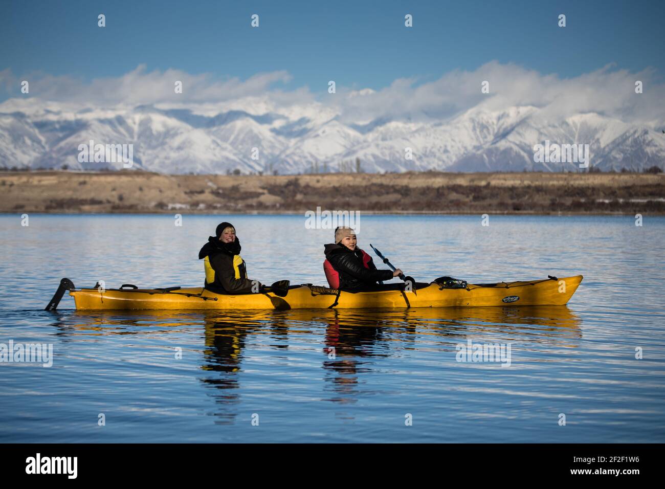 Kayak d'hiver sur le lac Issyk Kol au Kirghizistan Photo Stock - Alamy