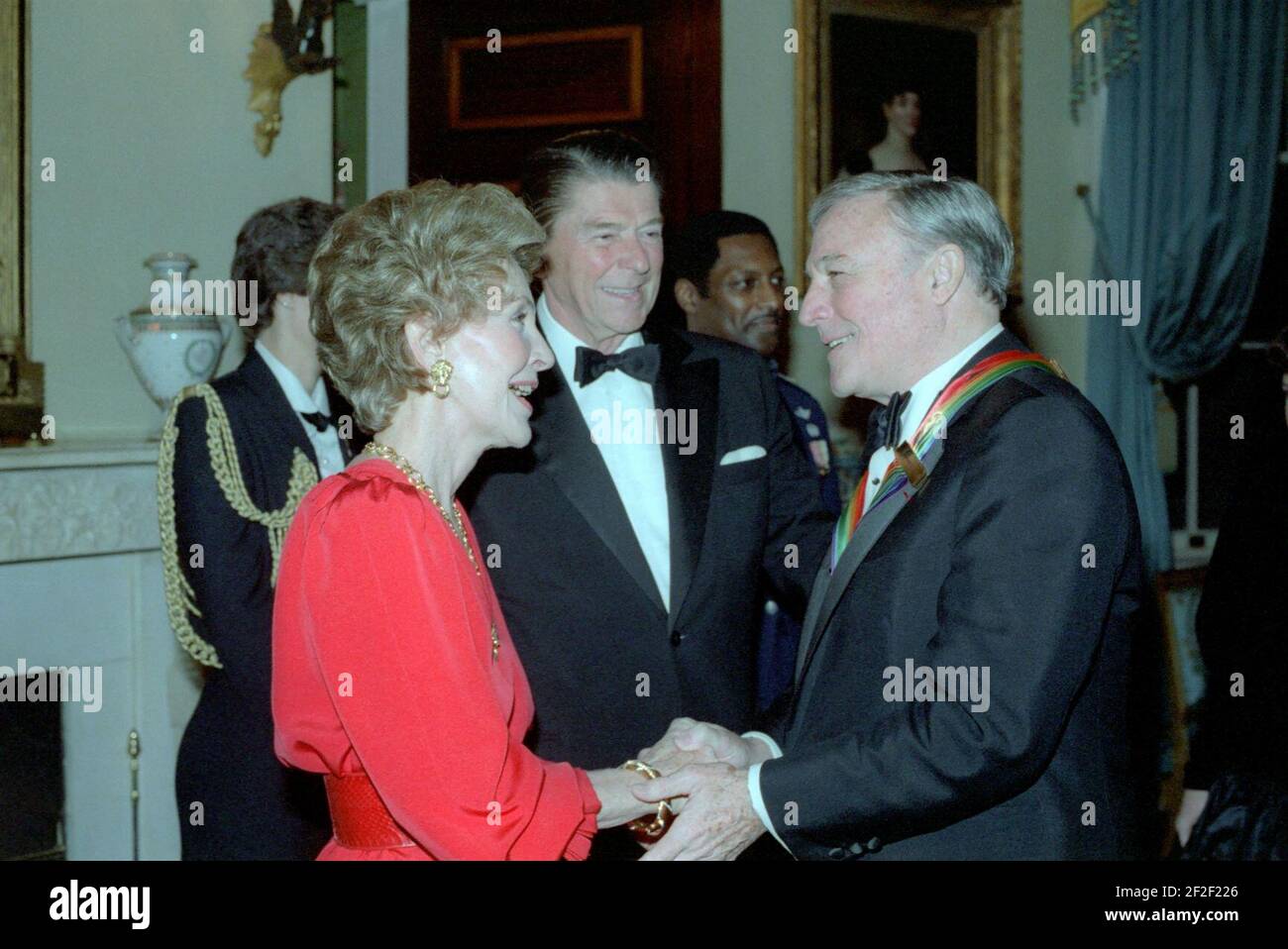 Le président Ronald Reagan et Nancy Reagan saluent Gene Kelly. Banque D'Images