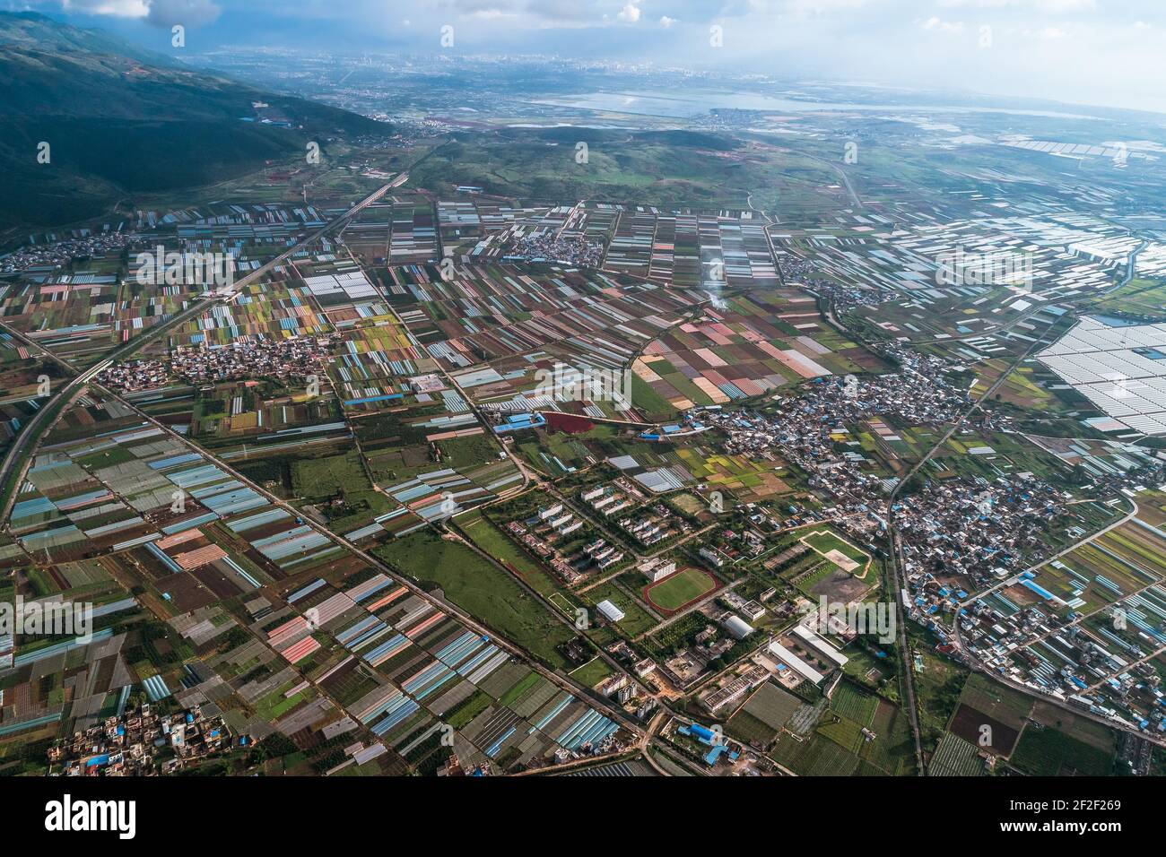 vue aérienne des parcelles agricoles de terre en culture dans une ville agricole. Mengzi, province du Yunnan, Chine Banque D'Images