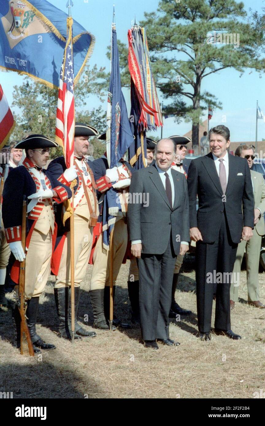 Le président Ronald Reagan et le président français François Mitterrand lors de la célébration du bicentenaire de la bataille de Yorktown en Virginie. Banque D'Images