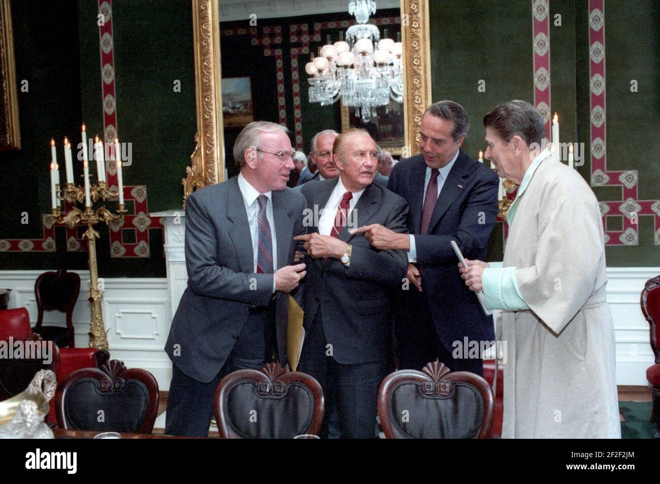 Le président Ronald Reagan conclut une réunion bipartisane du Congrès. Banque D'Images