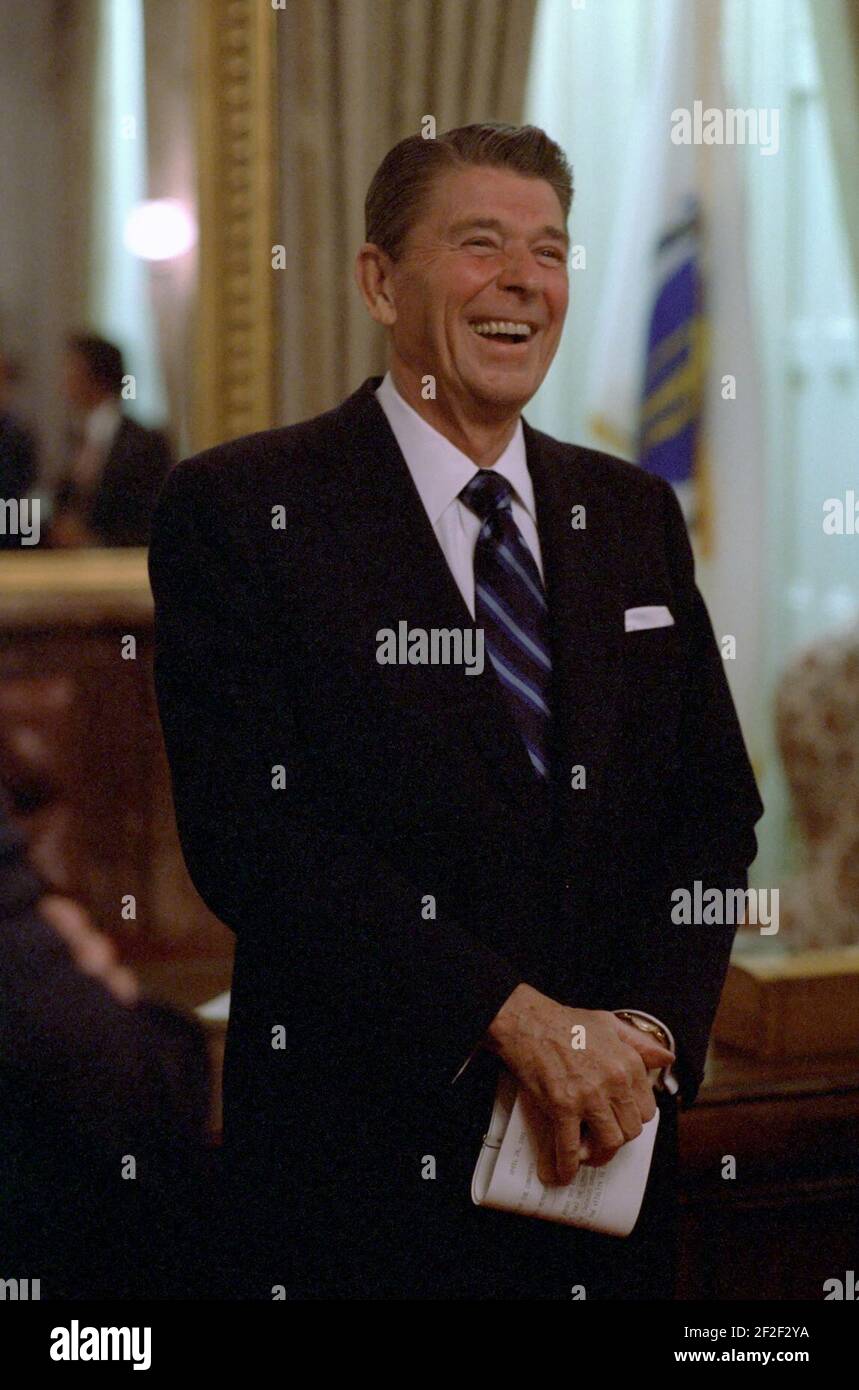 Le président Ronald Reagan rit lors de réunions avant le discours économique au Congrès au Capitole des États-Unis. Banque D'Images