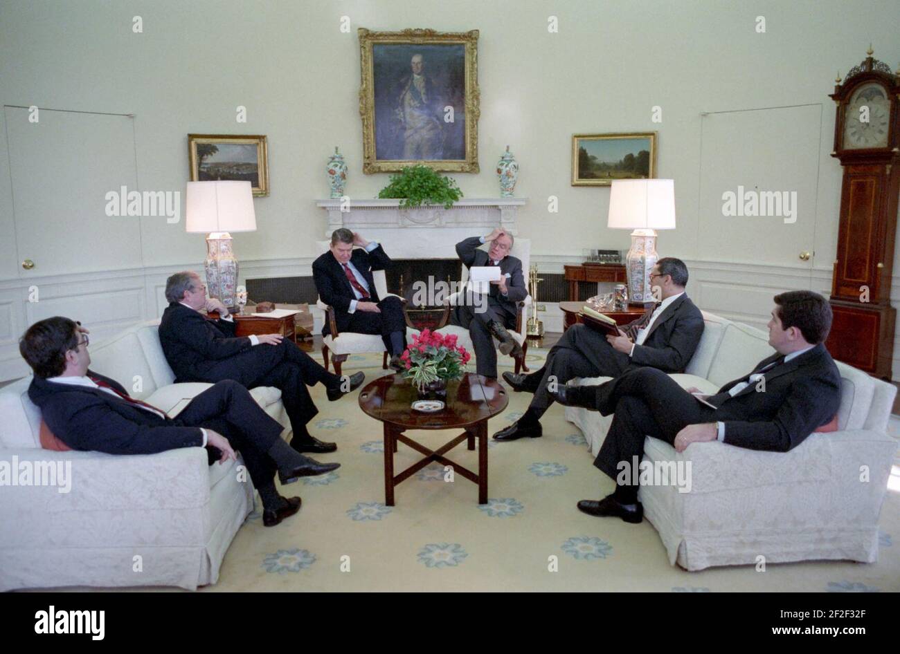 Rencontre du président Ronald Reagan avec James Wright, Ken Duberstein, Howard Baker, Colin Powell et William ball. Banque D'Images