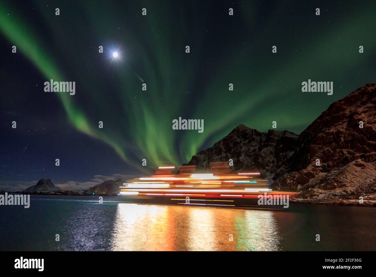 Navire postal Hurtigruten avec northern lights Banque D'Images