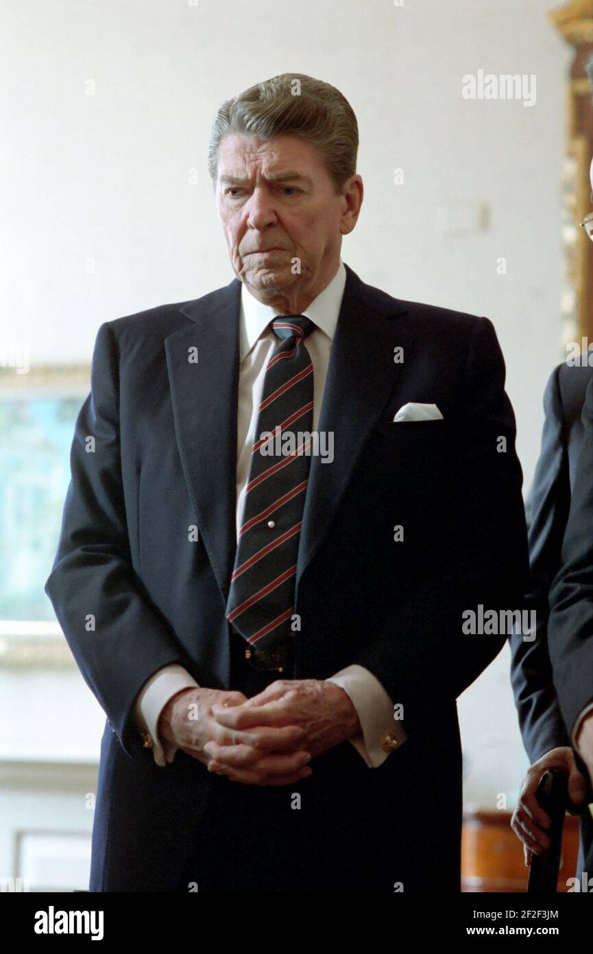 Le président Ronald Reagan regardant la rediffusion télévisée de l'explosion de la navette spatiale Challenger. Banque D'Images