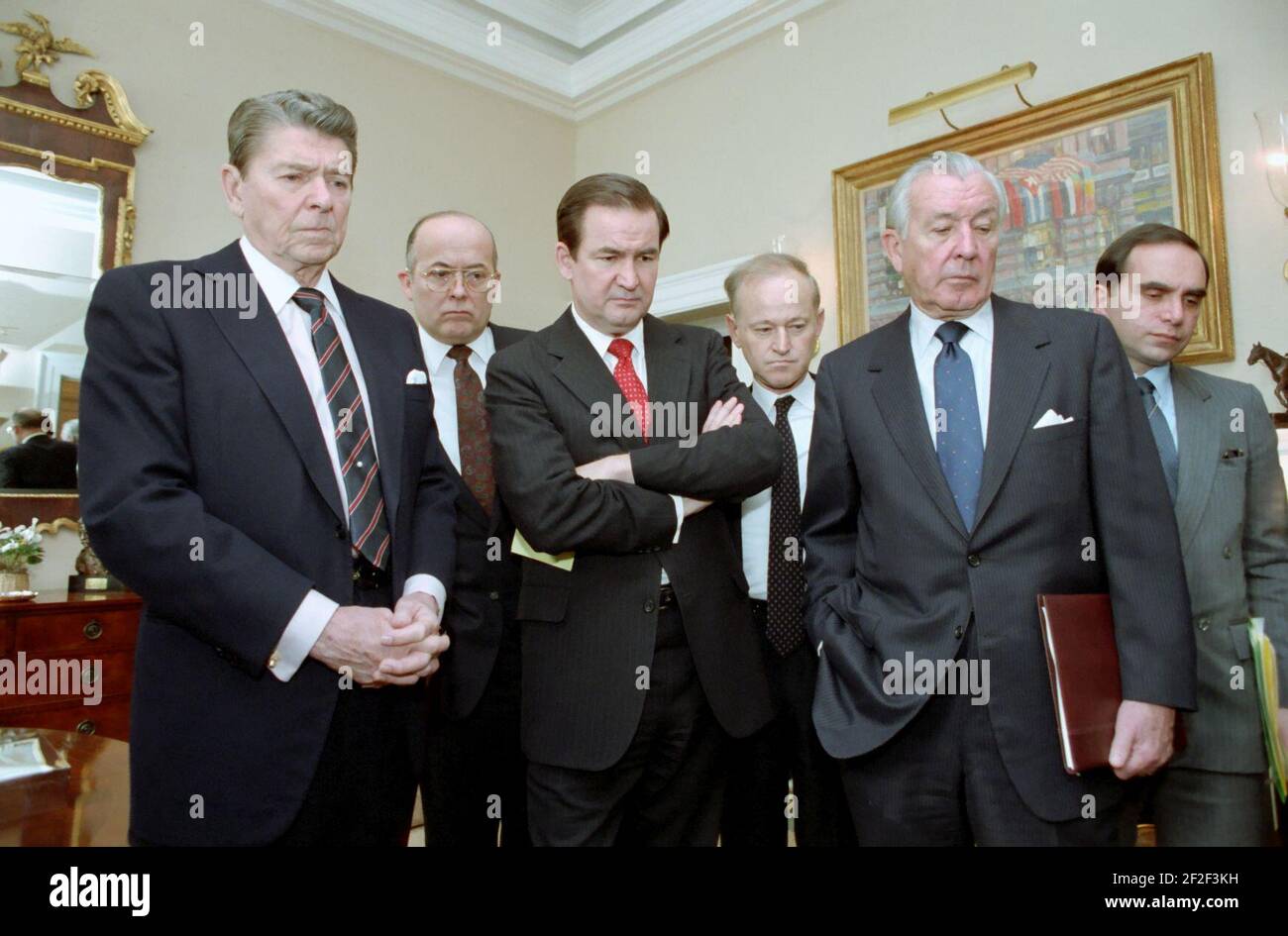 Le président Ronald Reagan regardant la rediffusion télévisée de l'explosion de la navette spatiale « Challenger ». Banque D'Images