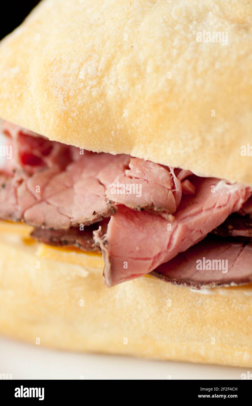 bœuf rôti tranché de style traiteur sur un pain de ciabatta avec cheddar photo du fromage Banque D'Images