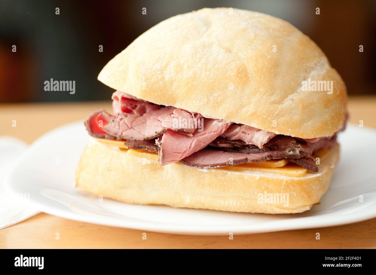 bœuf rôti tranché de style traiteur sur un pain de ciabatta avec cheddar photo du fromage Banque D'Images