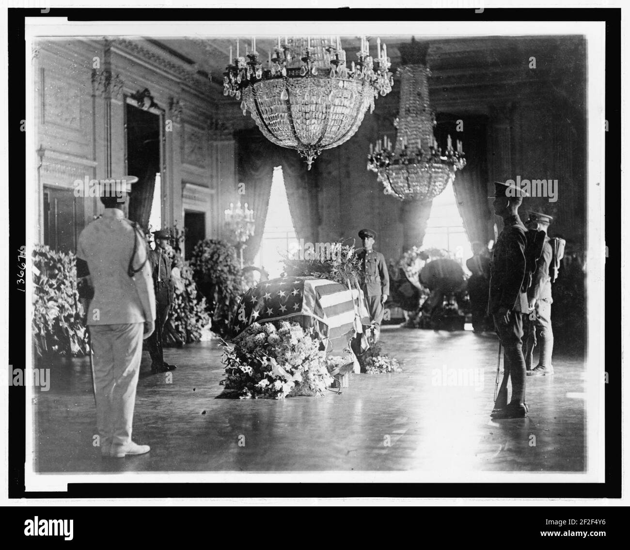 Le corps du président Warren G. Harding est situé dans la salle est de la Maison Blanche Banque D'Images
