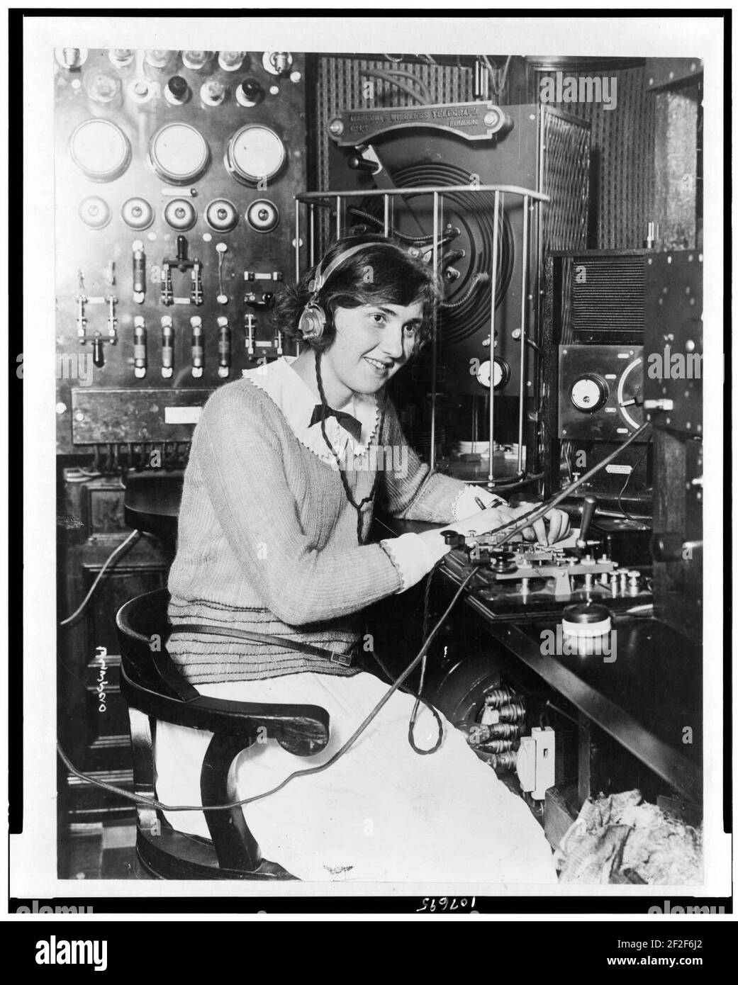 Un joli invité à bord du yacht de Marconi ''écoute'' sur Pioneer's. set personnel Banque D'Images