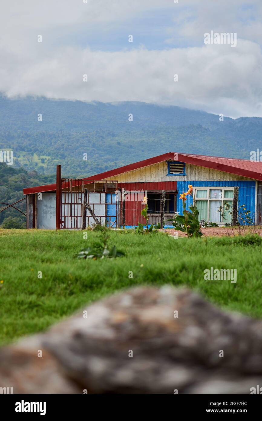 Une photo verticale d'une maison de campagne typique du Costa Rica Banque D'Images