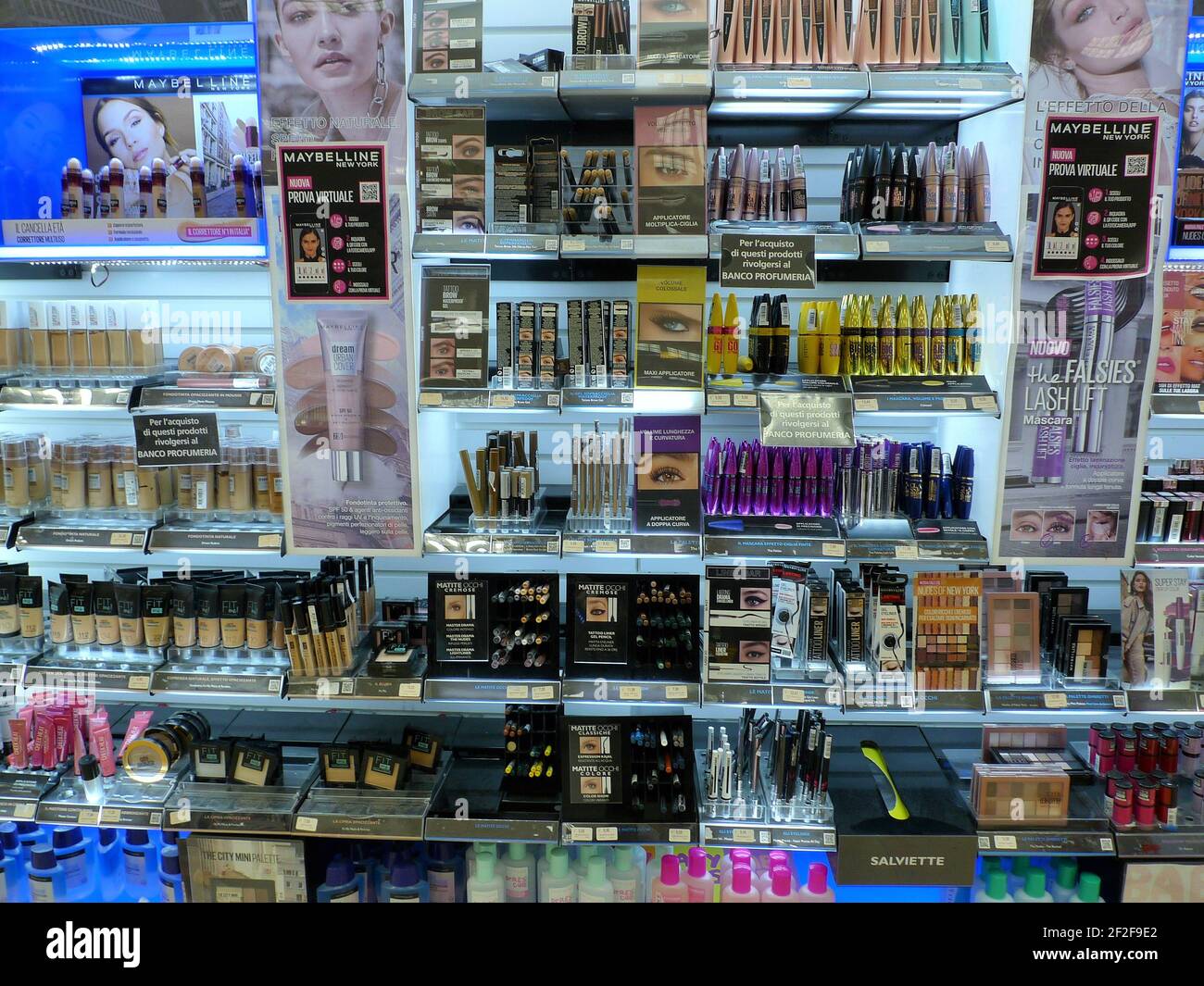 PRODUITS DE BEAUTÉ MAYBELLINE SUR UNE ÉTAGÈRE D'UN MAGASIN POUR FEMMES  Photo Stock - Alamy