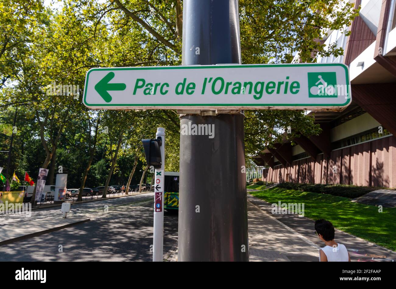 Strasbourg, France. Août 2019. Panneaux d'information touristique pour l'orangerie du parc. Belle journée d'été. Banque D'Images