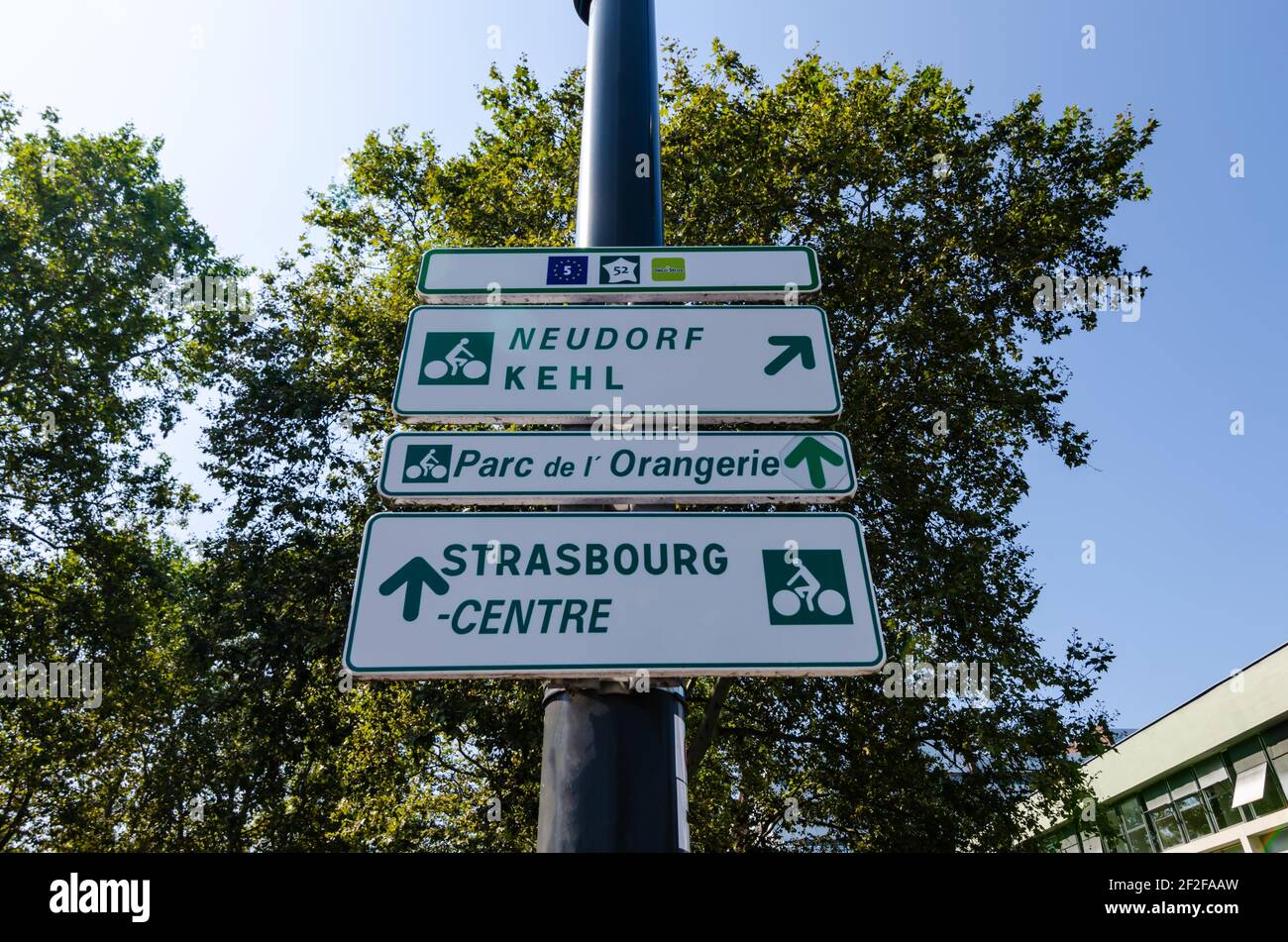 Strasbourg, France. Août 2019. Panneaux d'information touristique pour le centre historique et le parc Orangerie. Belle journée d'été. Banque D'Images