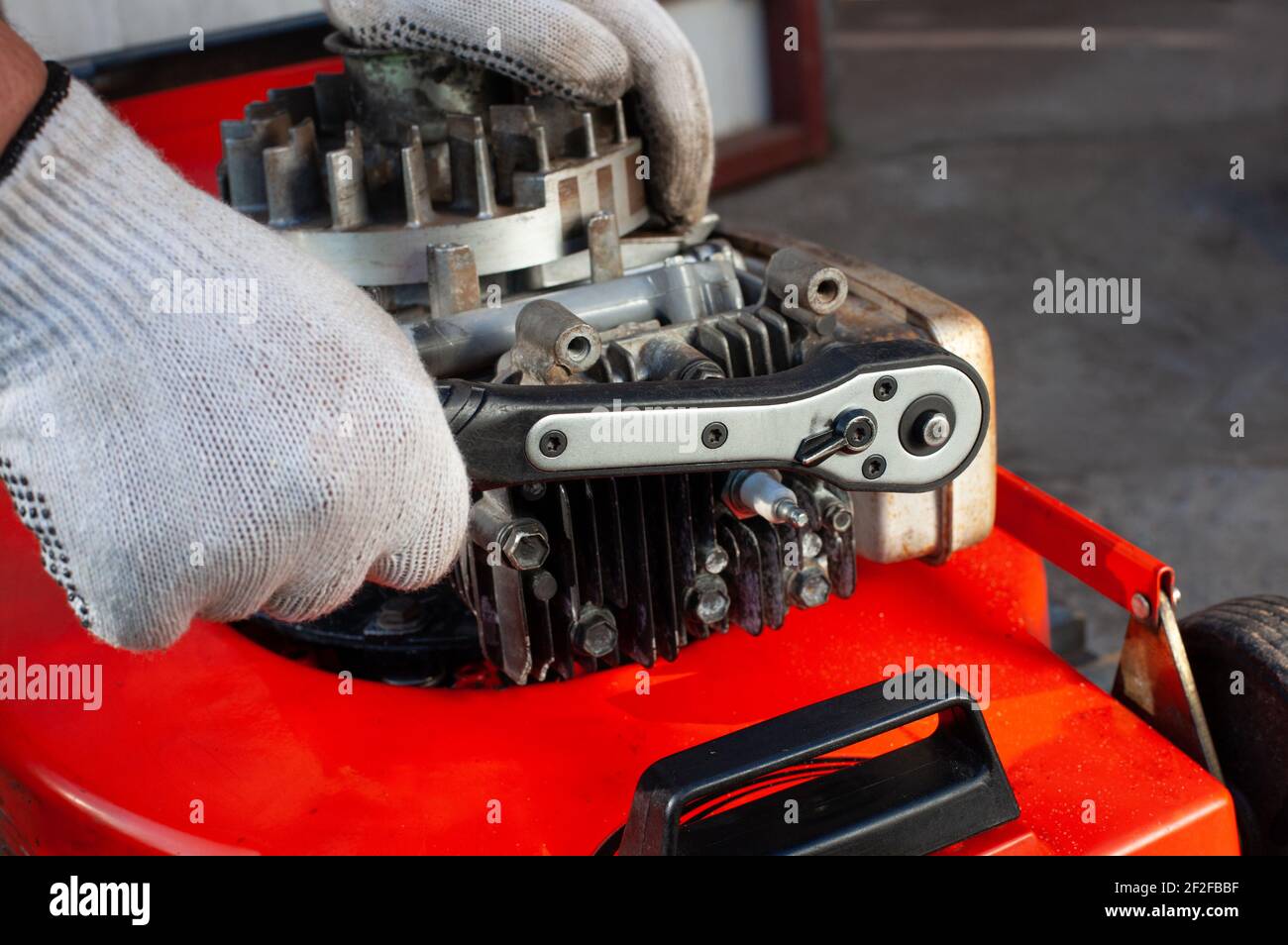 Clé dynamométrique, réparation de la faucheuse - entretien professionnel. Banque D'Images
