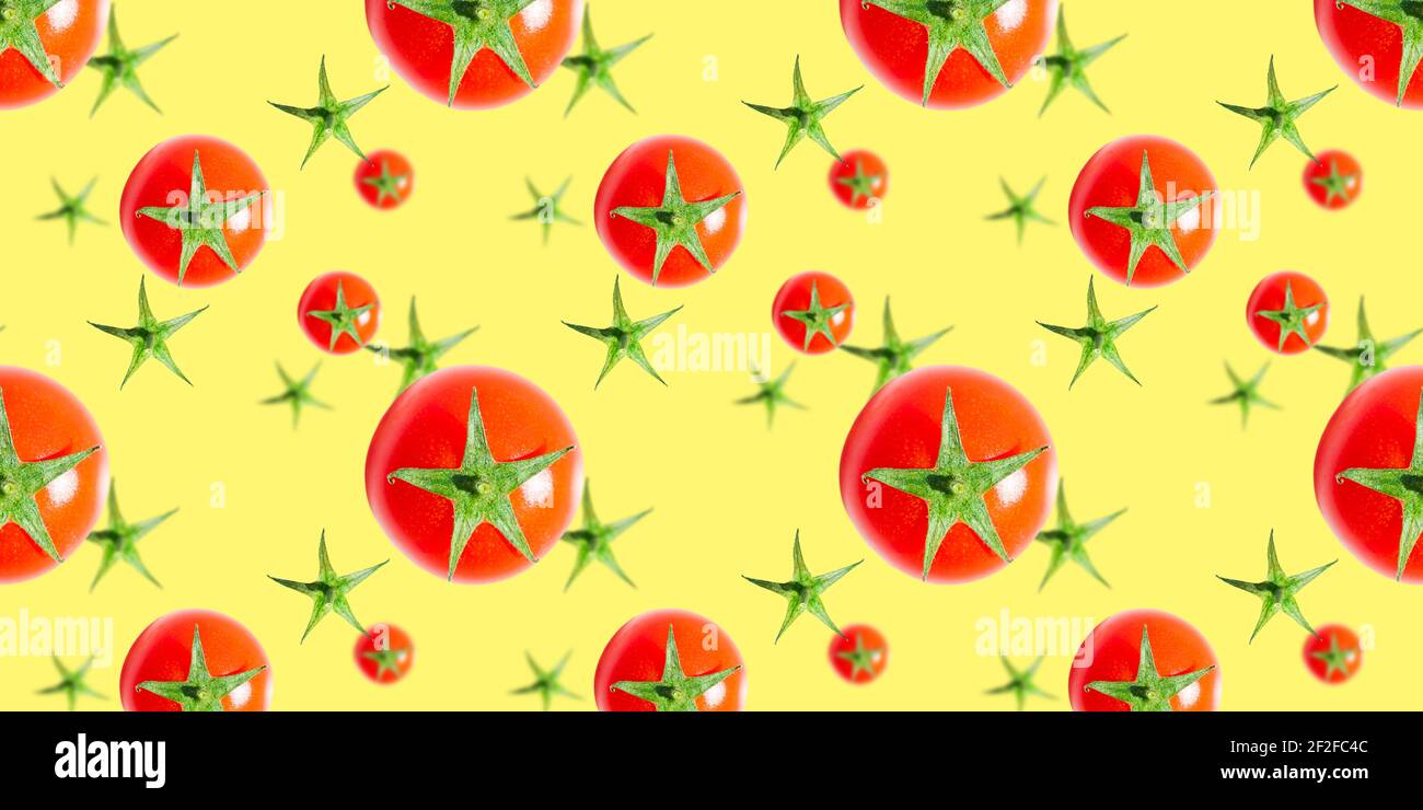 Motif végétal sans couture de tomates cerises rouges mûres fraîches isolées sur fond jaune. Vue de dessus. Bannière. Composition de la pose à plat. Banque D'Images