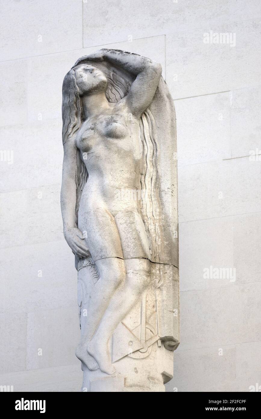 Londres, Angleterre, Royaume-Uni. Statue de l'esprit de la femme (James Woodford) à l'entrée du siège du Royal Institute of British Architects (RIBA) au 66 po Banque D'Images