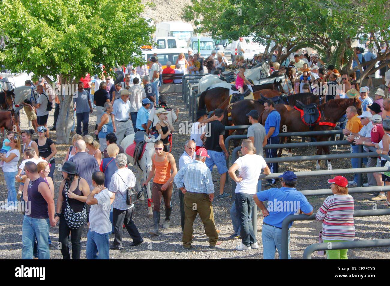 Des foules de pèlerins et de touristes sur la place à côté de l'église de Saint-Sébastien pour la romoria, fiesta, la Caleta, Tenerife, les îles Canaries, Espagne Banque D'Images