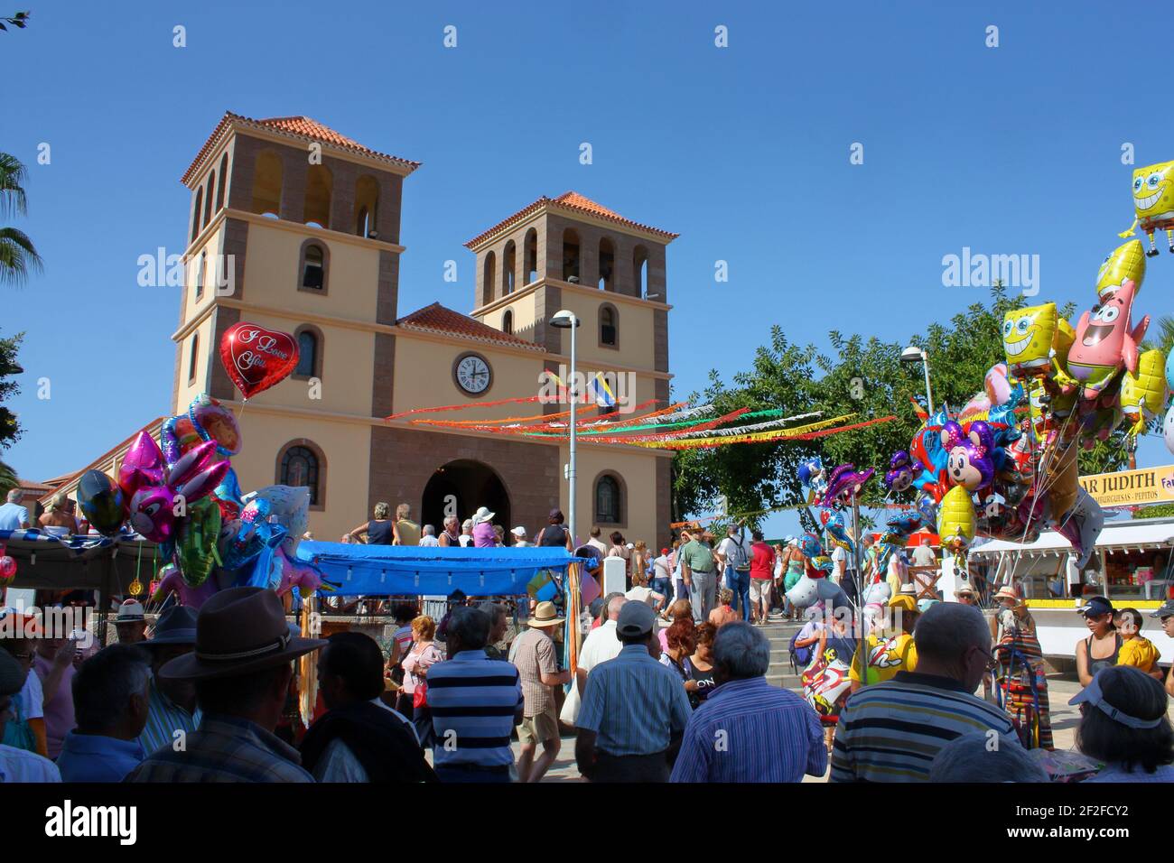 Des foules de pèlerins et de touristes sur la place à côté de l'église de Saint-Sébastien pour la romoria, fiesta, la Caleta, Tenerife, les îles Canaries, Espagne Banque D'Images