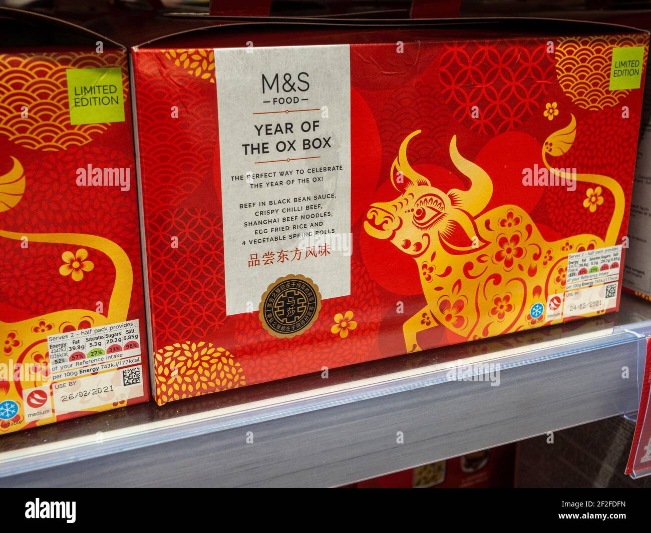 Year of the Ox Box, un repas chinois offert par le supermarché britannique Marks and Spencer pour célébrer le nouvel an chinois, 2021. Banque D'Images