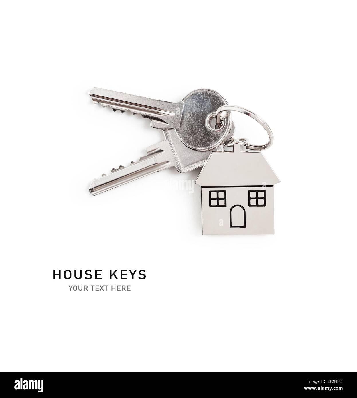 Porte-clés et porte-clés en forme de maison disposition créative isolée sur fond blanc. Elément de conception, vue de dessus, pose à plat. Concept immobilier et assurance Banque D'Images