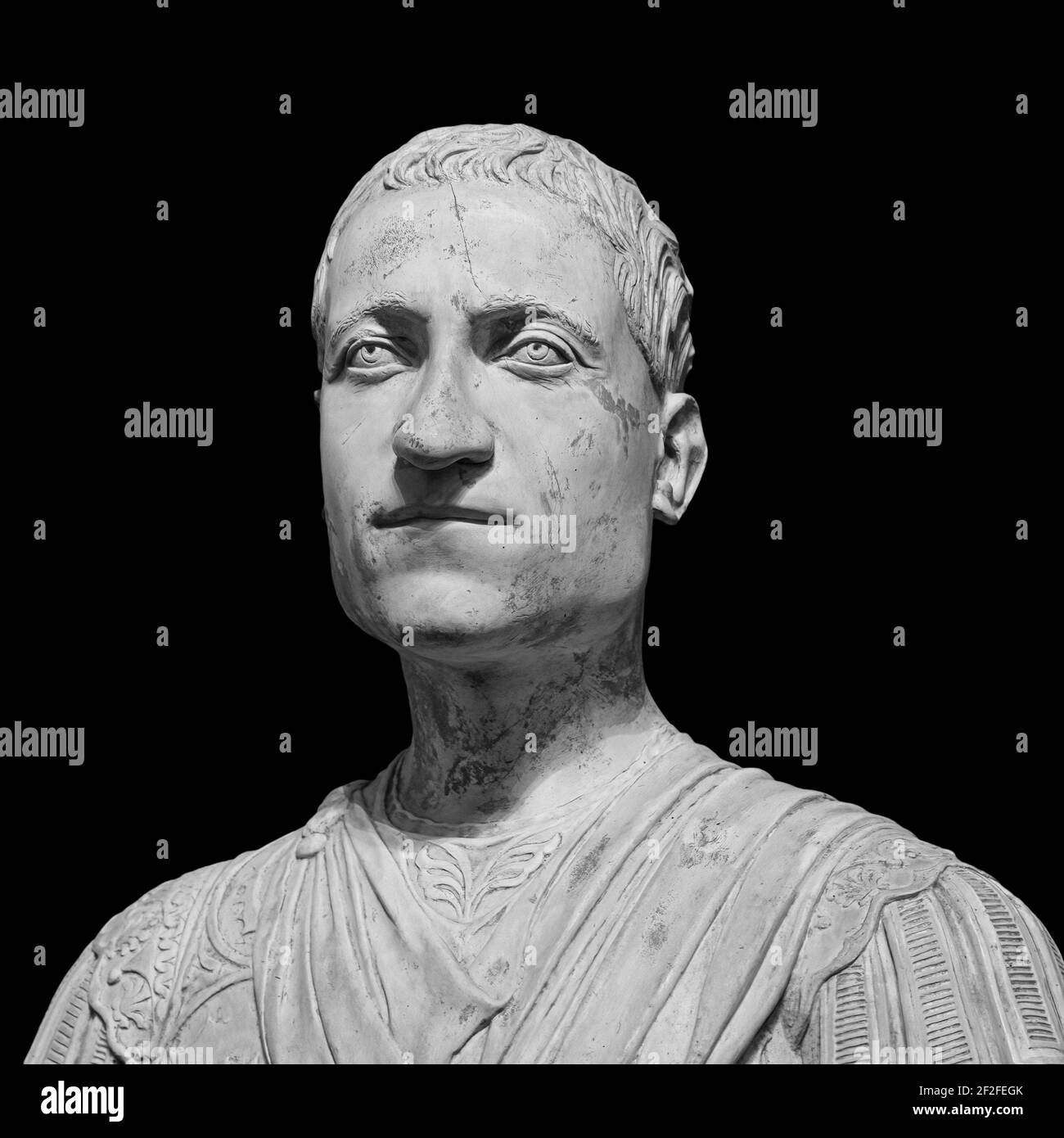 Détail tête de la sculpture de l'homme antique. Face en pierre isolée sur fond noir. Statue en marbre antique de caractère mythique Banque D'Images
