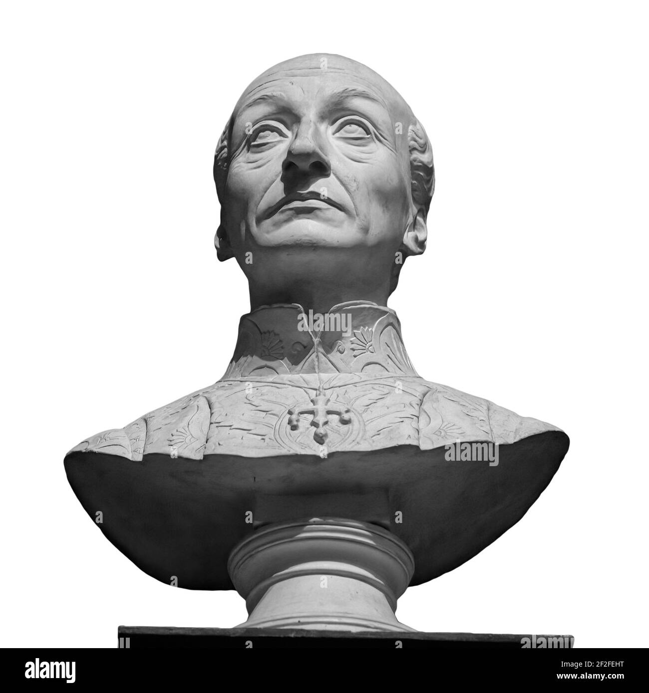 Détail tête de la sculpture de l'homme antique. Face en pierre isolée sur fond blanc. Statue en marbre antique de caractère mythique Banque D'Images