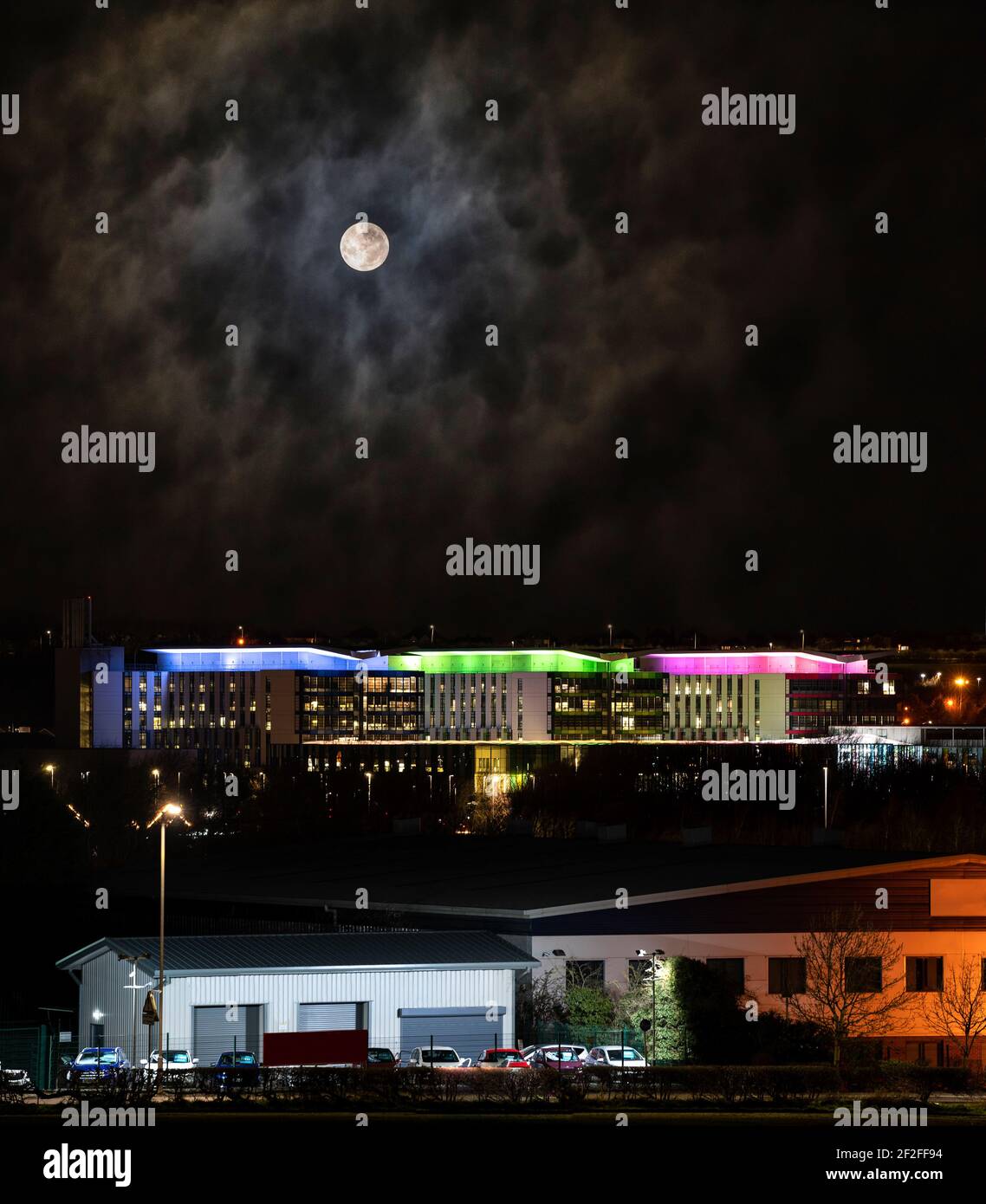 Mansfield City horizon de la ville du royaume-uni sous le ciel nocturne de la pleine lune bâtiments industriels maisons et hôpital moderne vue panoramique à l'intérieur couleurs éclatantes Banque D'Images
