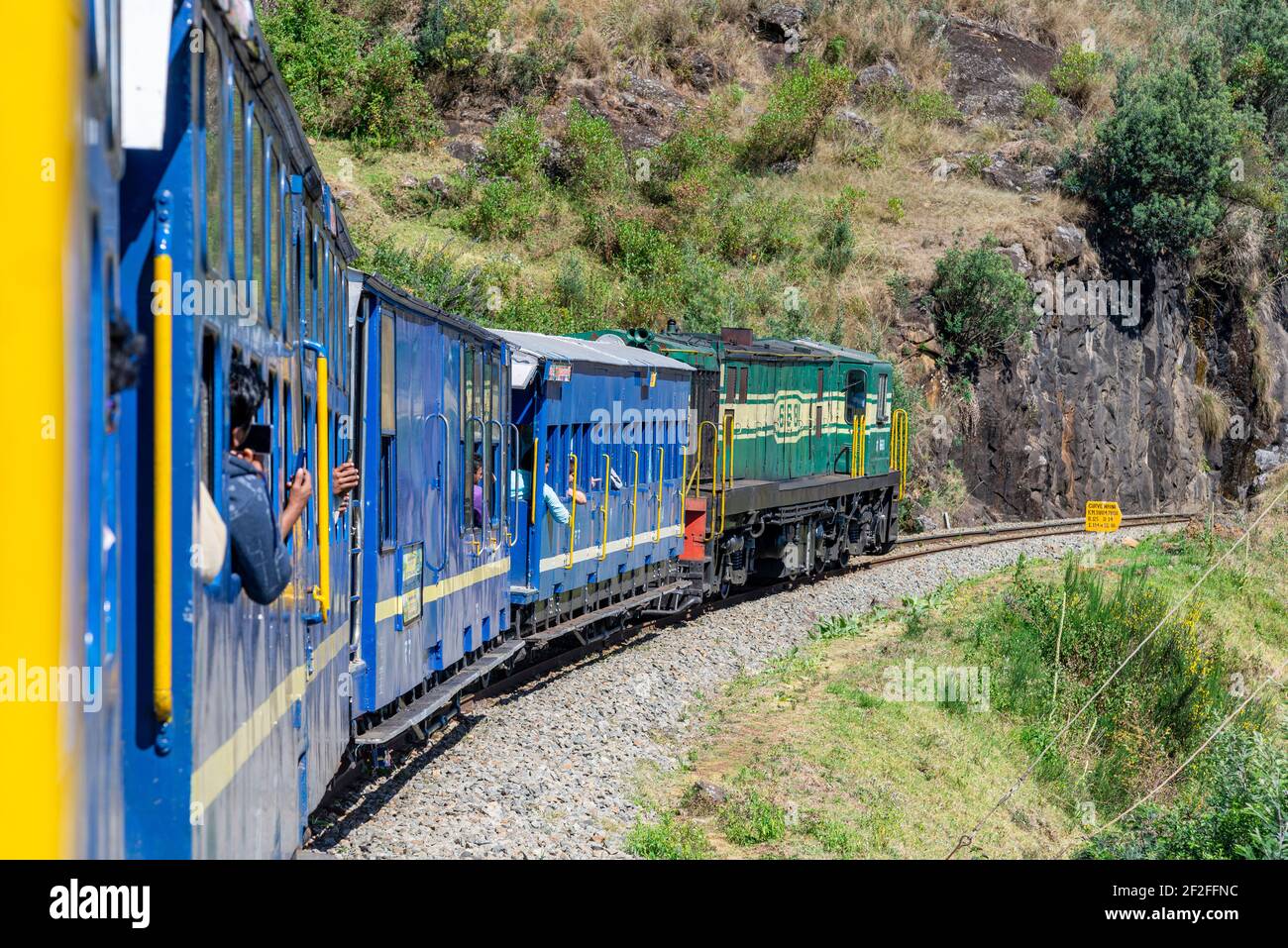 Le Blue Mountain train longe une pente, Tamil Nadu, Inde Banque D'Images