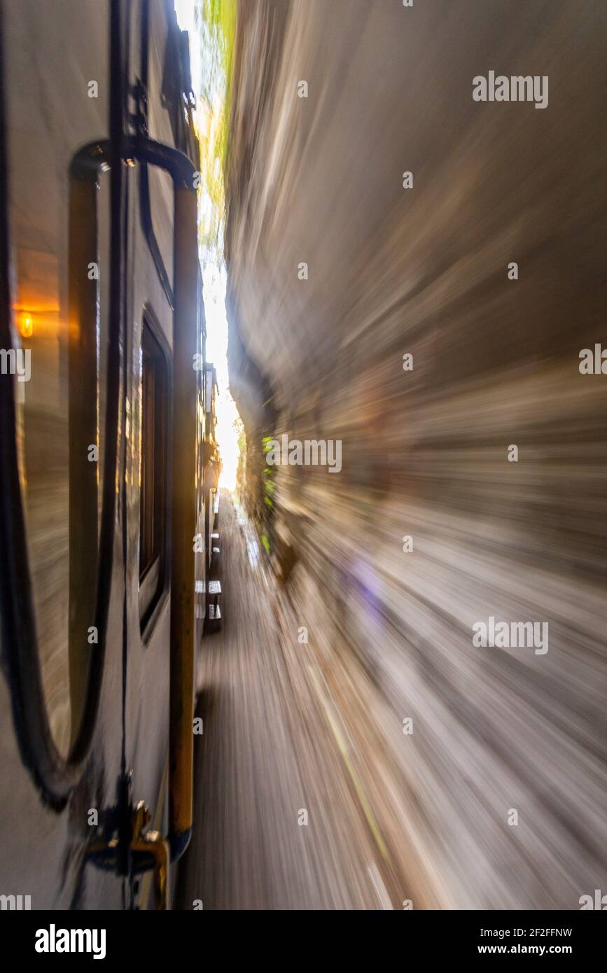 Vue depuis la fenêtre du Blue Mountain train sur une face rocheuse, Inde Banque D'Images