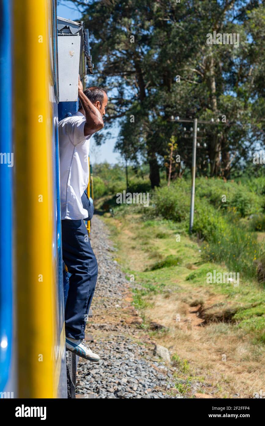 Un homme se penche sur une porte de la montagne bleue Entraînez-vous Banque D'Images