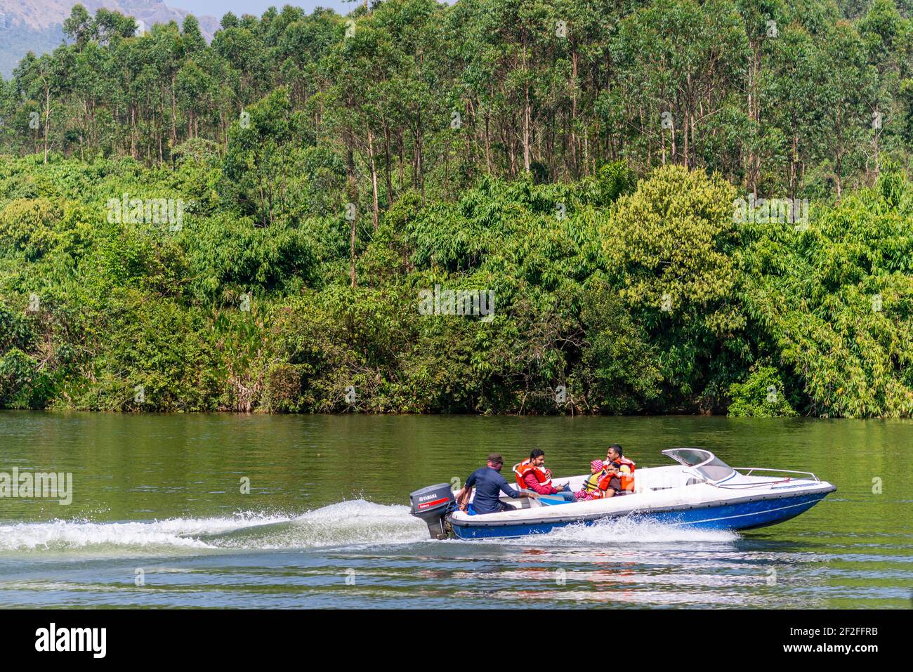 Les bateaux à moteur au-dessus du lac, de la jungle, Banque D'Images