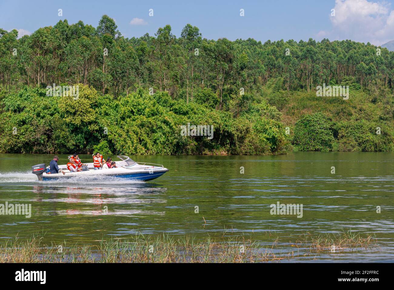 Les bateaux à moteur au-dessus du lac, de la jungle, Banque D'Images