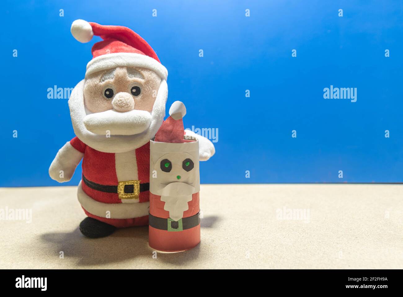 Poupée du Père Noël. Fond de Noël bleu. Raisons pour le jour de Noël. Décoration de fête de fin d'année. Fête catholique. Banque D'Images