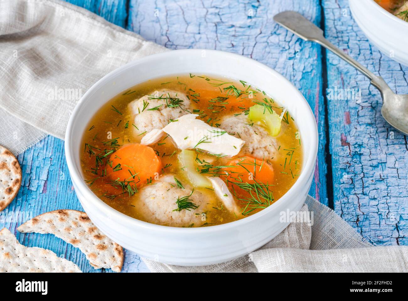 Soupe au poulet et au mazzo-ball - plat traditionnel juif ashkénaze Pour les vacances de la Pâque Banque D'Images