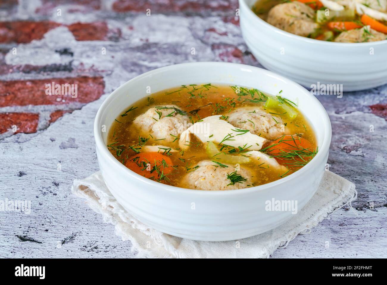 Soupe au poulet et au mazzo-ball - plat traditionnel juif ashkénaze Pour les vacances de la Pâque Banque D'Images