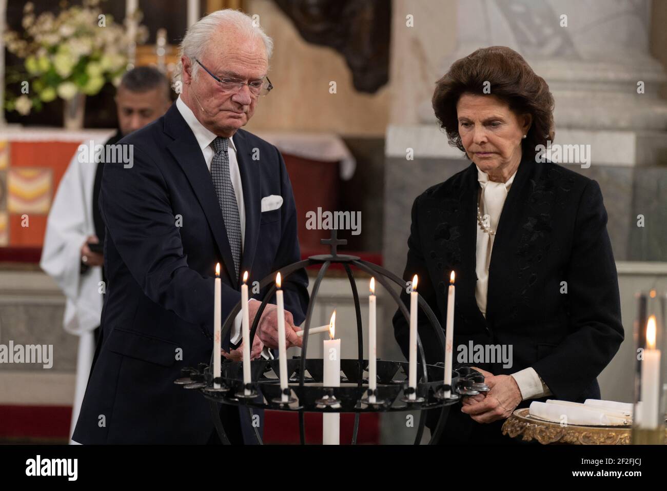 STOCKHOLM 2021-03-11Éclair du Roi Carl Gustaf et de la Reine Silvia lors d'un service commémoratif à l'église du Palais Drottningholm le 11 mars 2021. En raison de l'anniversaire de la première mort signalée liée au covid-19 en Suède, un service a eu lieu jeudi dans l'église du château de Drottningholm. Le service a été lancé par sa Majesté qui, de cette façon, voulait honorer la mémoire des victimes de la pandémie. Banque D'Images