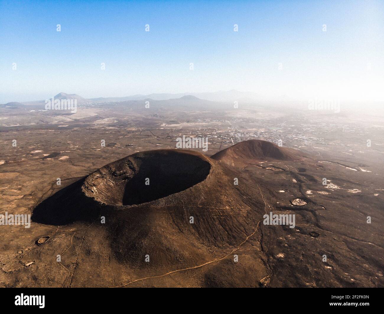 Tir de drone aérien de cratère de volcan - Calderón Hondo - Fuerteventura Banque D'Images