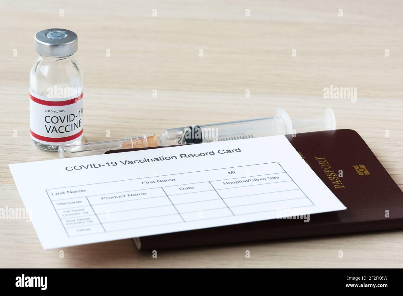 Passeport et fiche de vaccination pour les voyages après la vaccination contre le covid-19.seringue et flacon de vaccin contre le covid-19. Banque D'Images