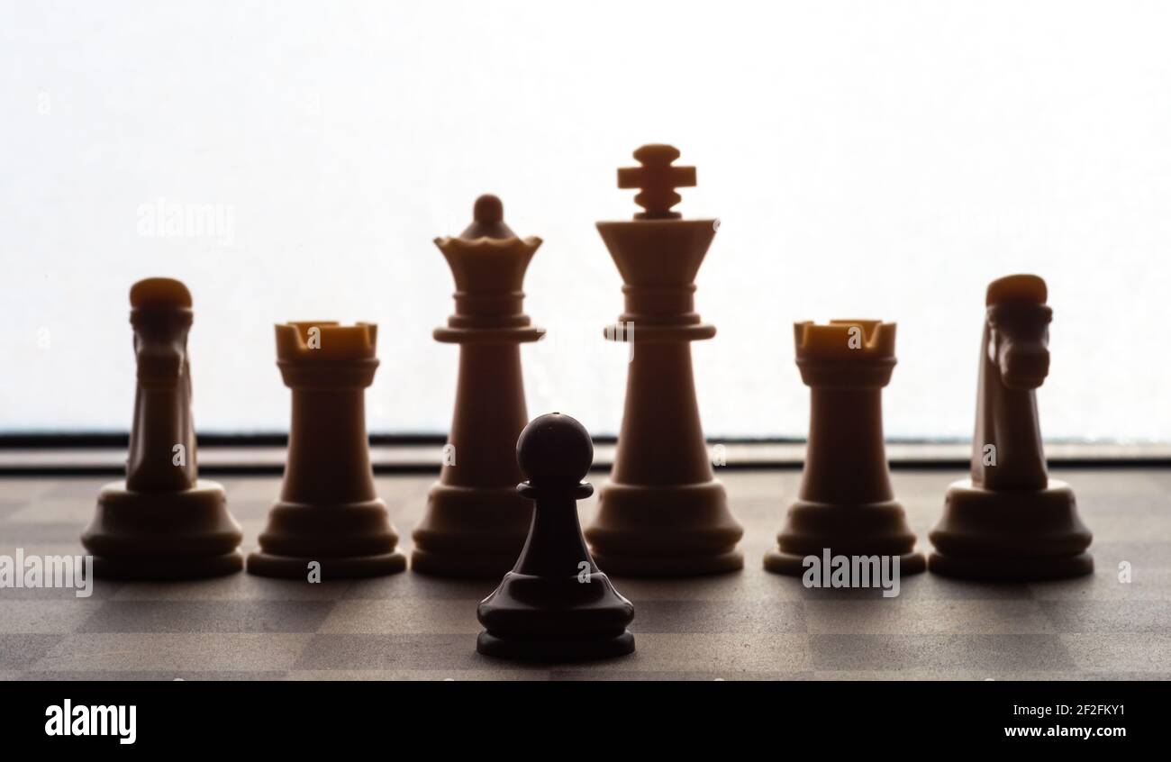 petit pion sur le plateau d'échecs contre le plus grand adversaire concept de adversité ,discimination ,égalité .focus sur forground Banque D'Images